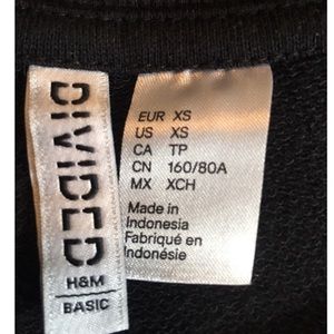 H&M Tops - H&M Black crew neck sweatshirt H&M Tops - H&M Black crew neck sweatshirt